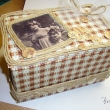 Vintage krabika s dobovou fotografi